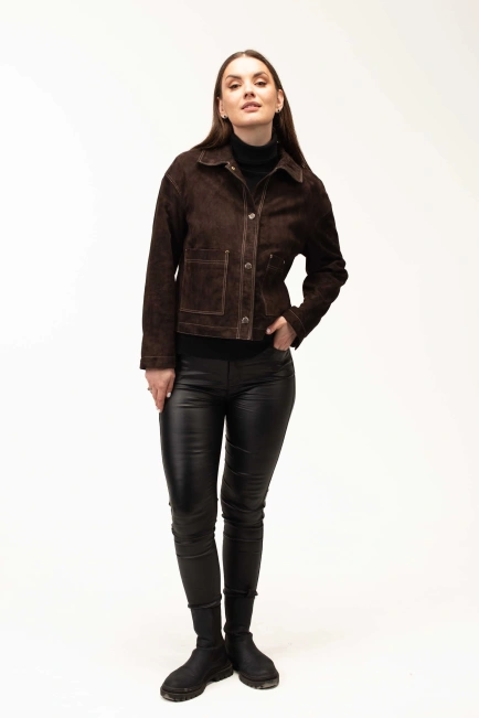 Женская коричневая замшевая куртка на кнопках-6