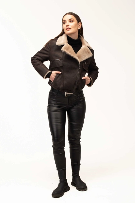 Женская коричневая дубленка-бомбер-9