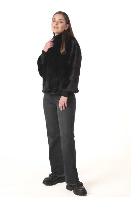 Жіноча норкова шуба чорного кольору з брошкою-5