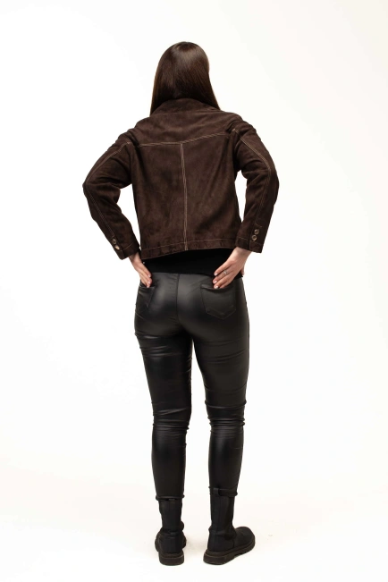 Женская коричневая замшевая куртка на кнопках-2