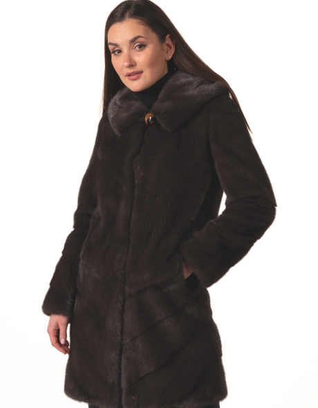 Норкова шуба кольору темний капучіно