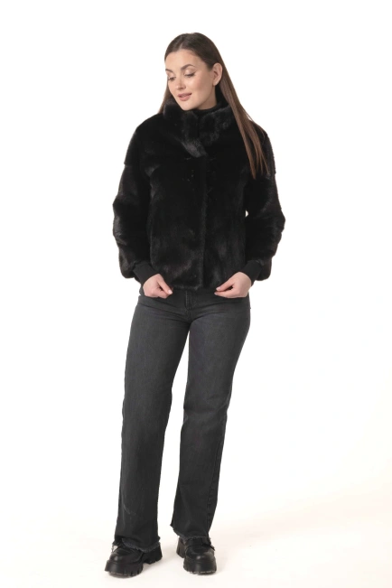 Жіноча норкова шуба чорного кольору з брошкою-3