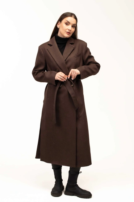 Женское пальто коричневого цвета с поясом-6
