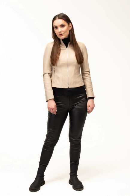 Женская кожаная куртка бежевого цвета-6