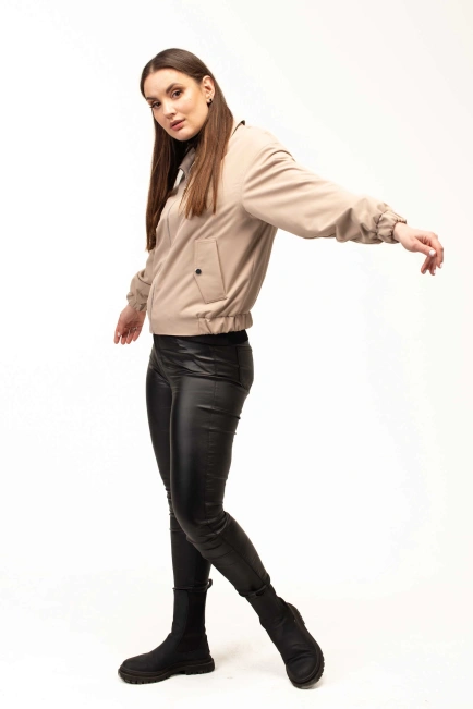 Жіноча легка куртка-бомбер бежева-9