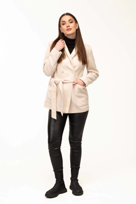 Жіноче пальто молочного кольору з поясом-10