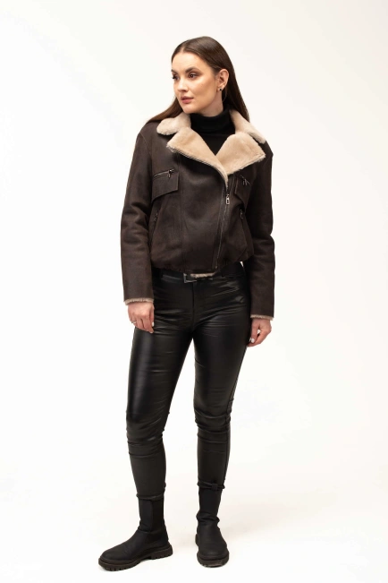 Женская коричневая дубленка-бомбер-10