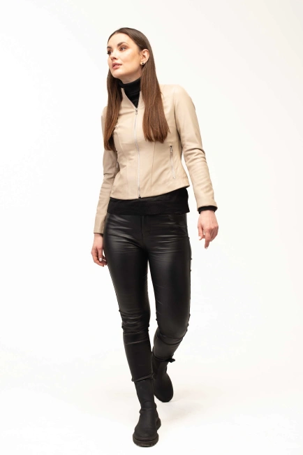 Женская кожаная куртка бежевого цвета-8