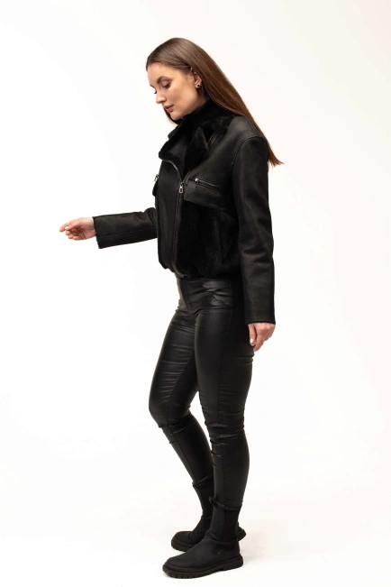 Женская черная дубленка-бомбер-5