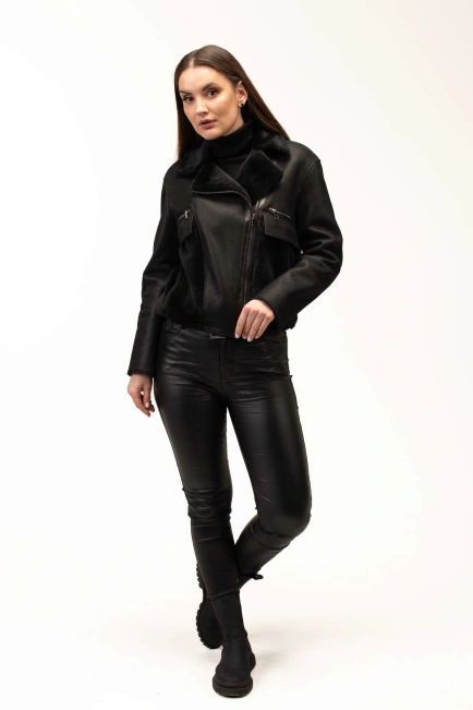 Женская черная дубленка-бомбер-3