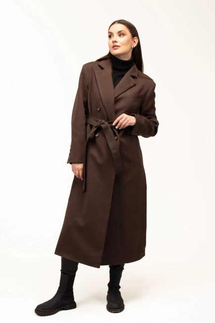 Женское пальто коричневого цвета с поясом-10
