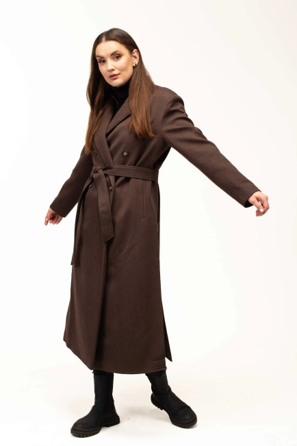 Женское пальто коричневого цвета с поясом-9