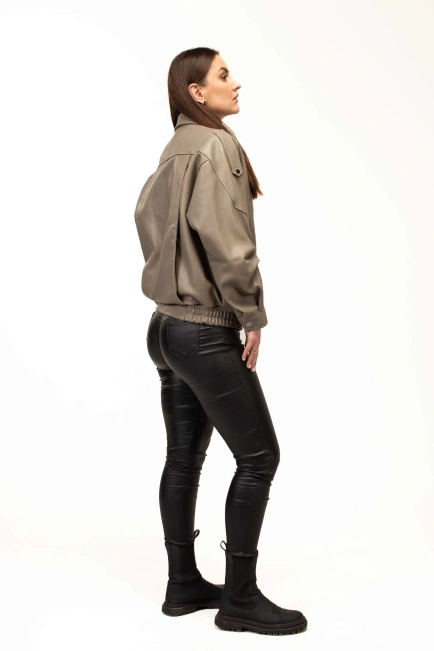 Женская бежевая кожаная куртка с резинкой-7