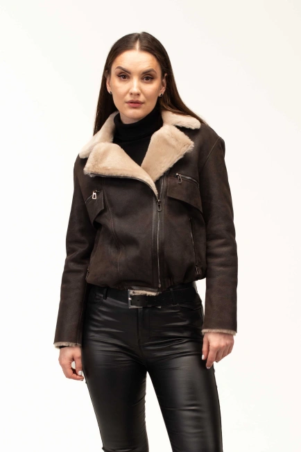 Женская коричневая дубленка-бомбер-1