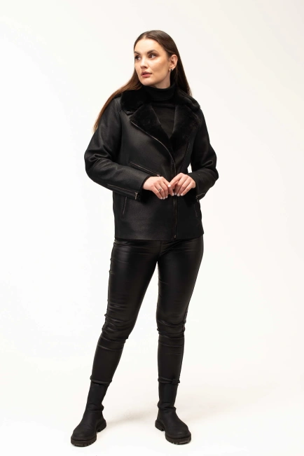 Женская черная дубленка-косуха с карманами-10
