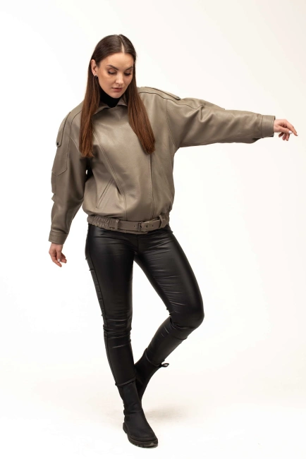 Женская бежевая кожаная куртка с резинкой-6