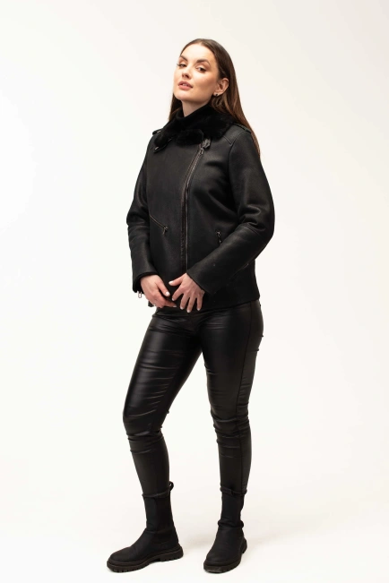 Женская черная дубленка-косуха с карманами-5