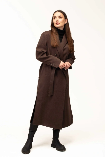 Женское пальто коричневого цвета с поясом-8