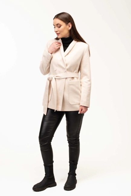 Жіноче пальто молочного кольору з поясом-3