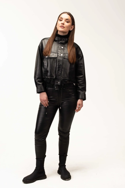 Женская кожаная куртка с большими карманами-9