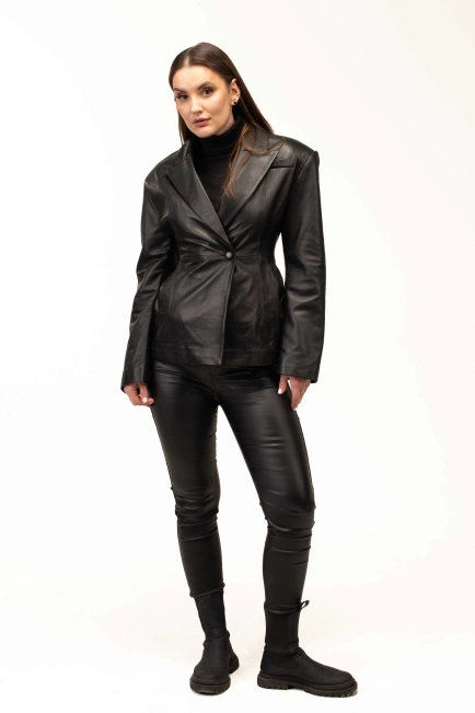 Женский чёрный приталенный кожаный пиджак-8