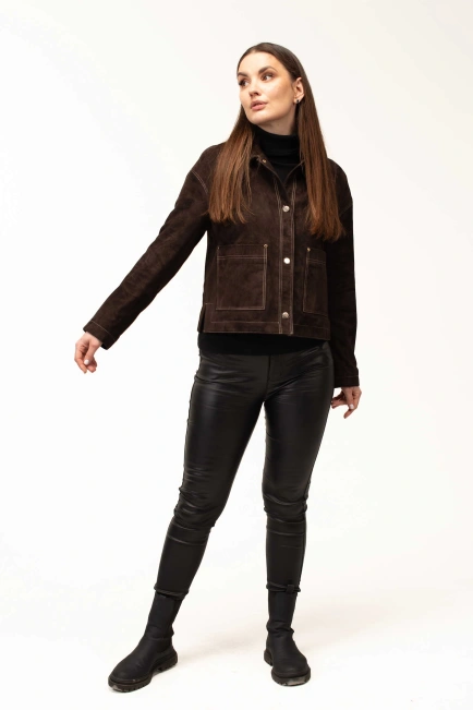 Женская коричневая замшевая куртка на кнопках-3
