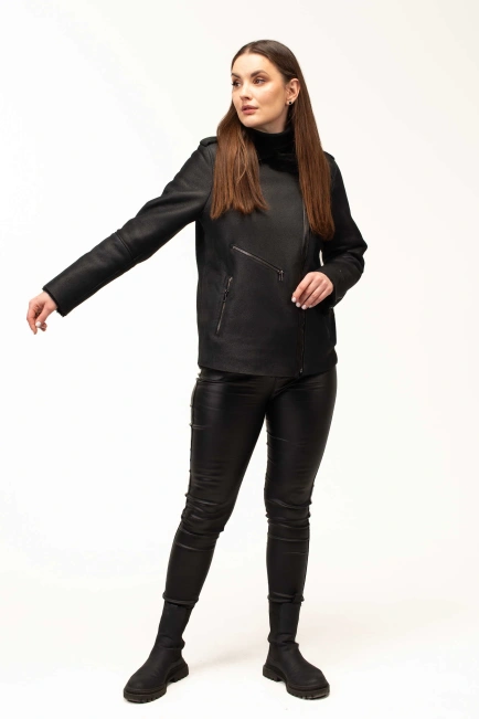 Женская черная дубленка-косуха с карманами-7