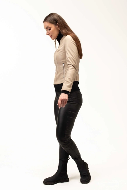 Женская кожаная куртка бежевого цвета-5