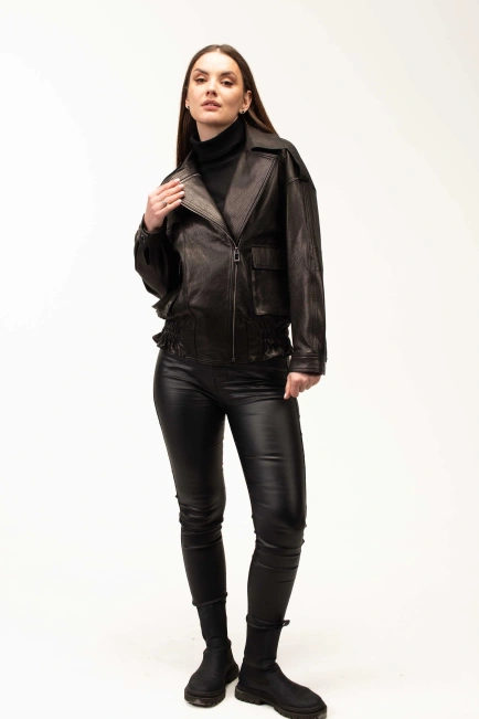Женская кожаная куртка с резинкой на бёдрах-10