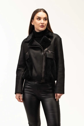 Женская черная дубленка-бомбер