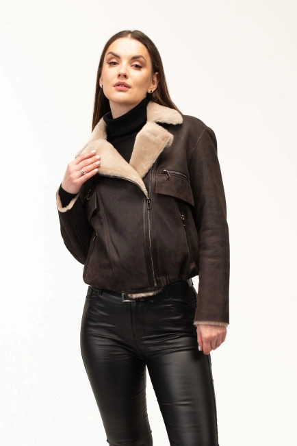 Женская коричневая дубленка-бомбер-4