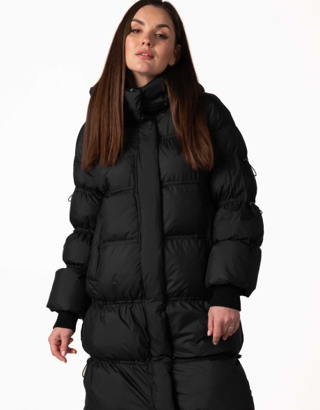 Чорний біопуховик з кулісками та капюшоном
