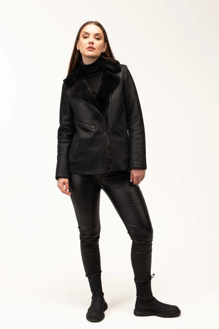 Женская черная дубленка-косуха с карманами-6