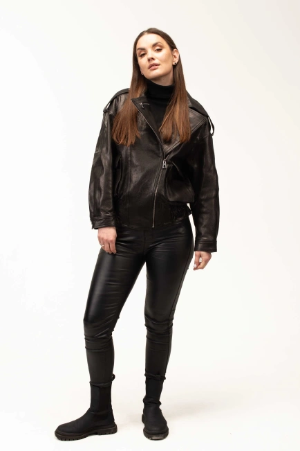 Женская кожаная куртка с резинкой на бёдрах-3