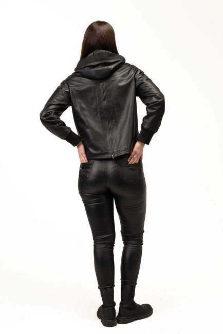 Черная кожаная женская куртка с молнией на спинке-2
