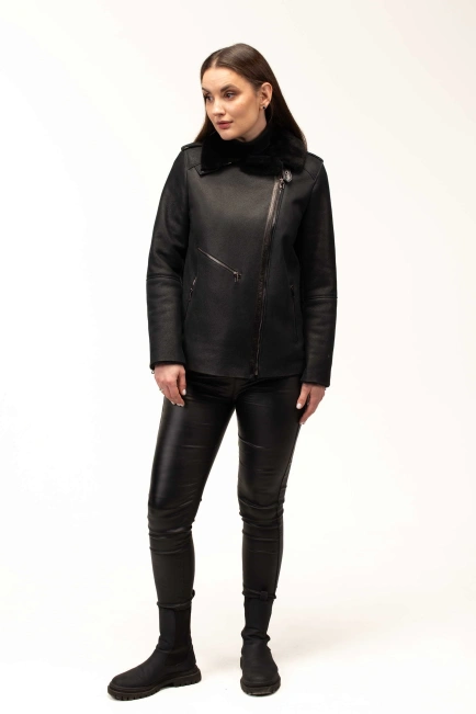 Женская черная дубленка-косуха с карманами-3