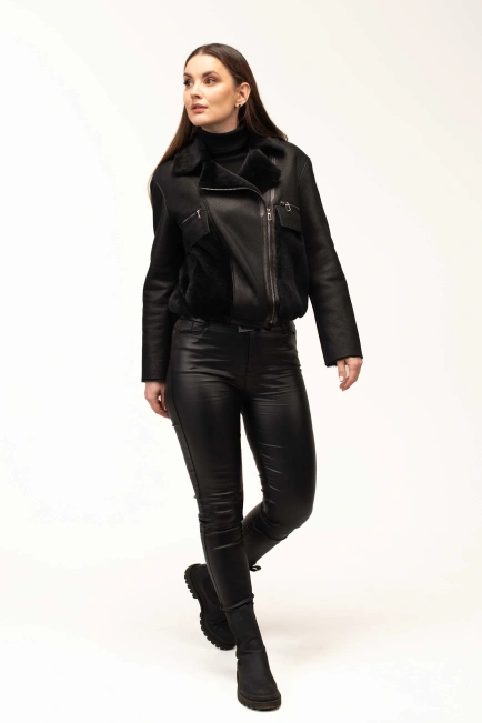 Женская черная дубленка-бомбер-10