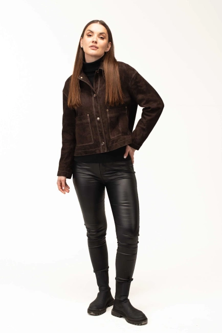 Женская коричневая замшевая куртка на кнопках-9
