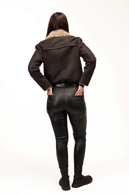 Женская коричневая дубленка-бомбер-2