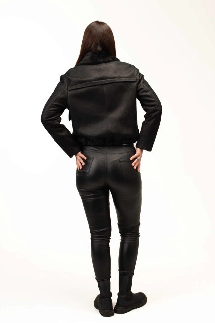 Женская черная дубленка-бомбер-2