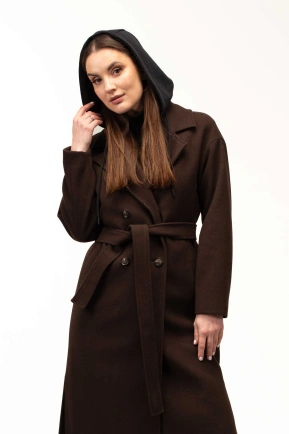 Женское коричневое пальто с чёрным капюшоном