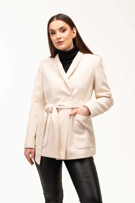 Жіноче пальто молочного кольору з поясом-1