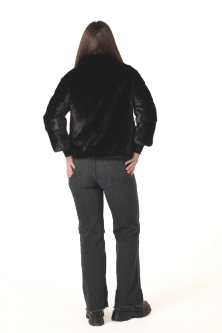 Жіноча норкова шуба чорного кольору з брошкою-2