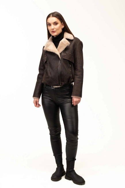 Женская коричневая дубленка-бомбер-3