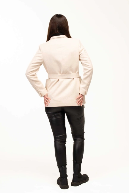 Жіноче пальто молочного кольору з поясом-2