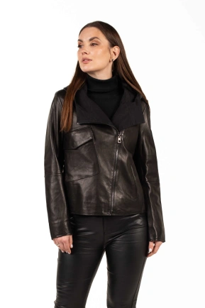 Женская чёрная кожаная куртка с карманом