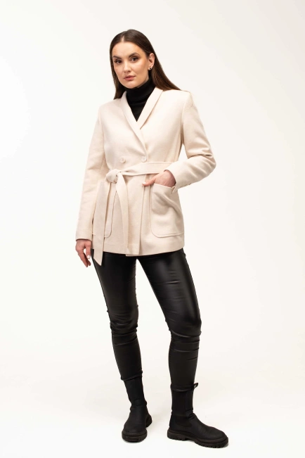 Жіноче пальто молочного кольору з поясом-9