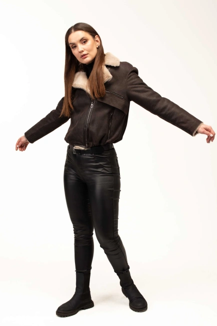 Женская коричневая дубленка-бомбер-8