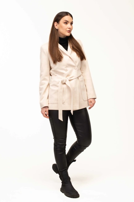 Жіноче пальто молочного кольору з поясом-7