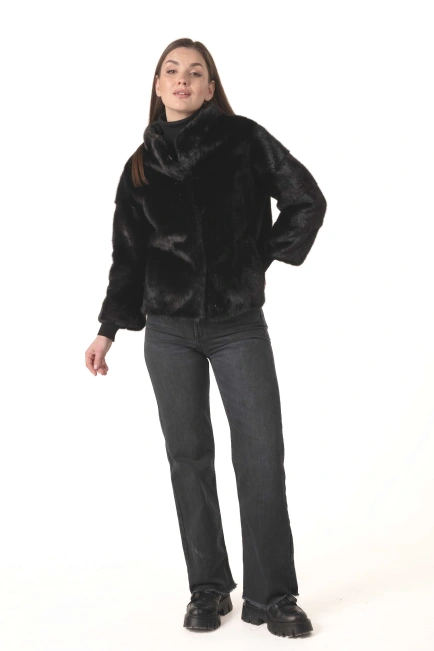 Жіноча норкова шуба чорного кольору з брошкою-10